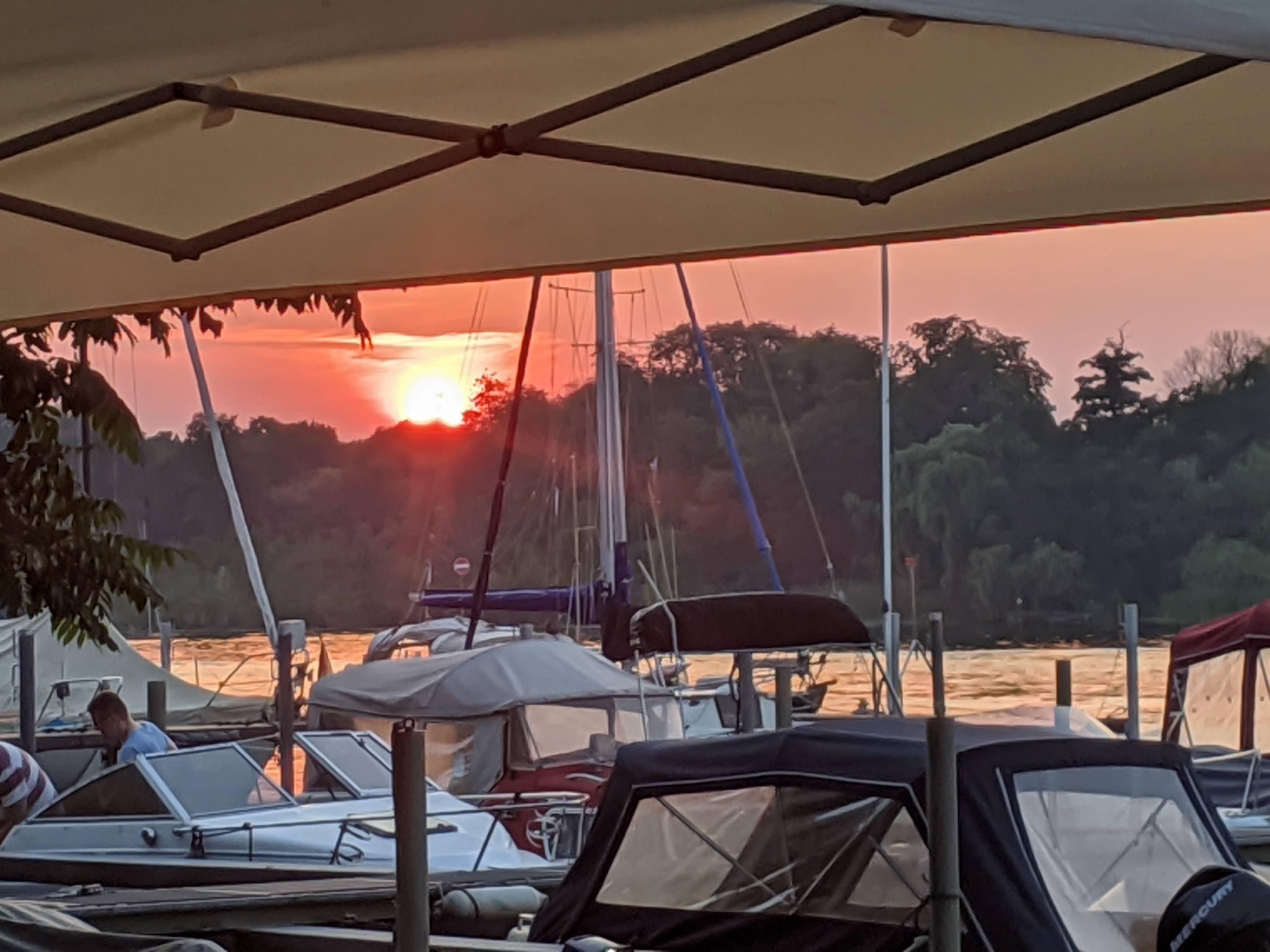 Sonnenuntergang über der Steganlage am Tegeler See
