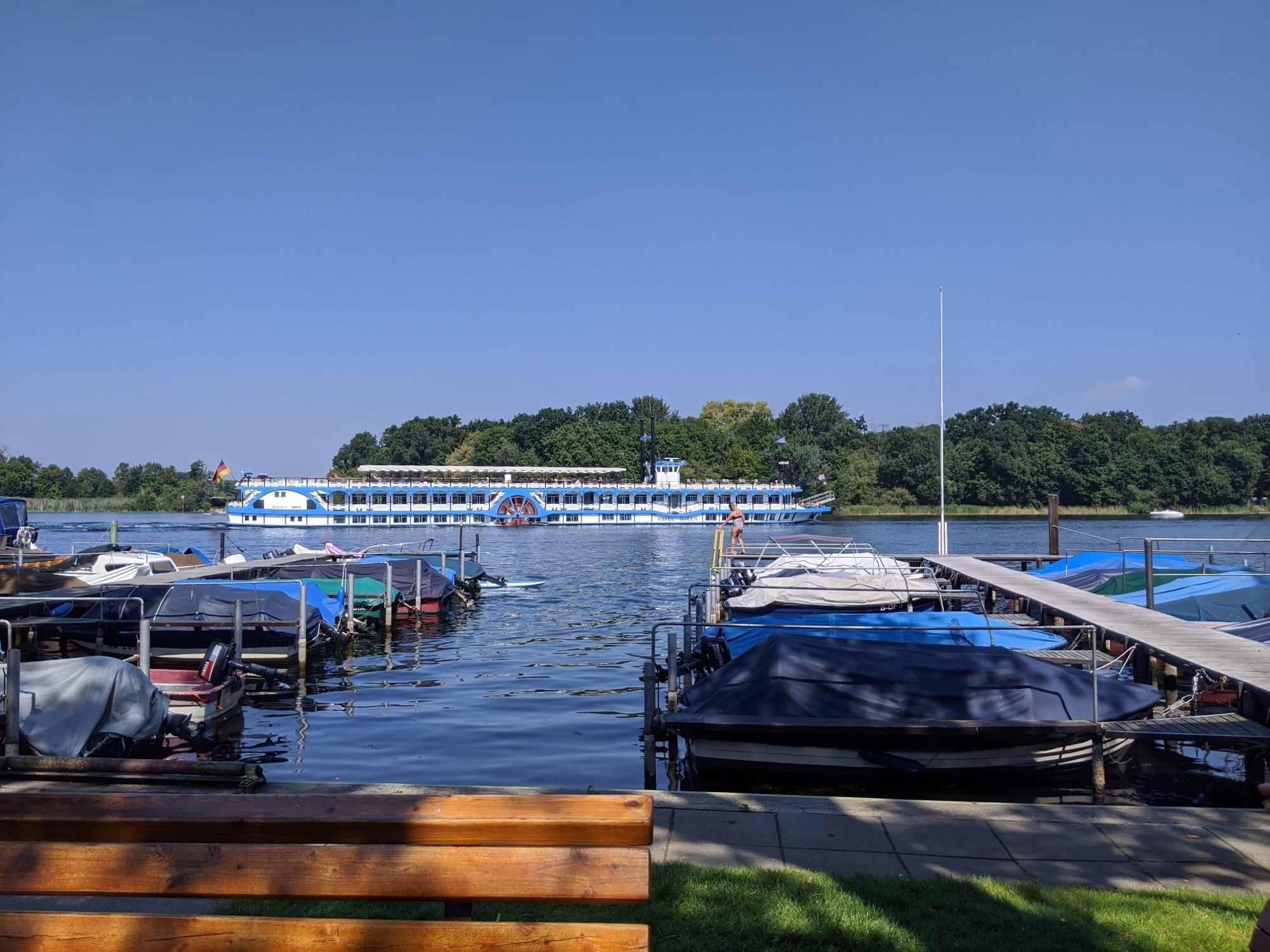 Steganlage des AV Saatwinkel mit Angelbooten am Tegeler See