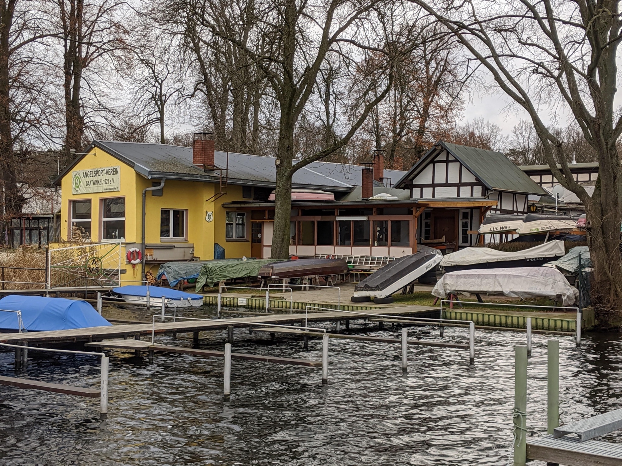 Blick vom Wasser auf das Vereinsgelände im Winter